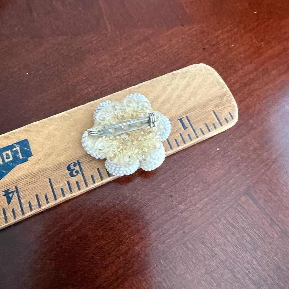 Vintage Shell Brooch - Picture 2 of 2